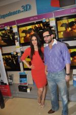 Saif Ali Khan and Kareena Kapoor promote Agent vinod in Kurla, Mumbai on 20th March 2012 (47).JPG